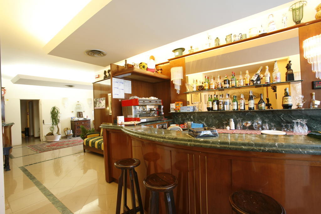 Hotel Tetto Delle Marche - Ristorante Dei Conti Cingoli Exterior photo